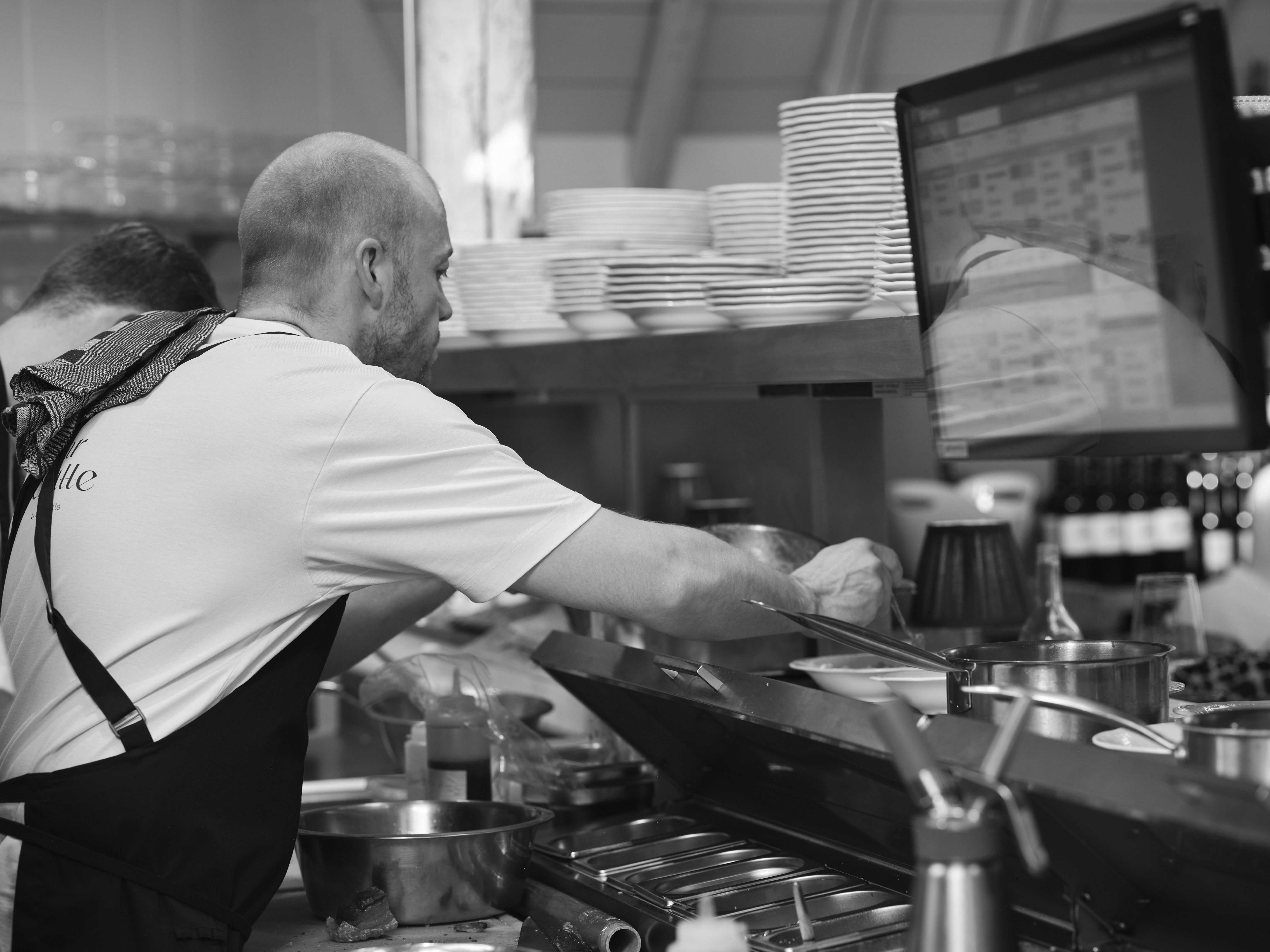 Personeel in de keuken bij Bar Schutte